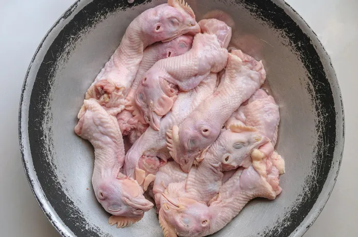 Suka Makan Kepala Ayam? Ketahui Dampaknya bagi Tubuh