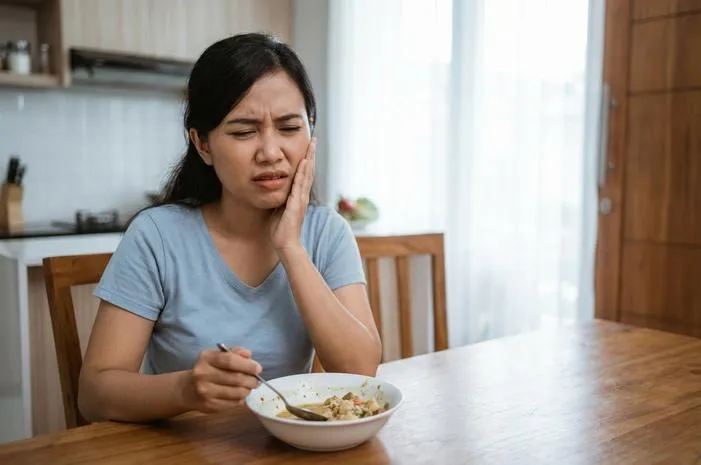 Lidah Kegigit Saat Makan Bikin Perih? Ini Cara Obatinya