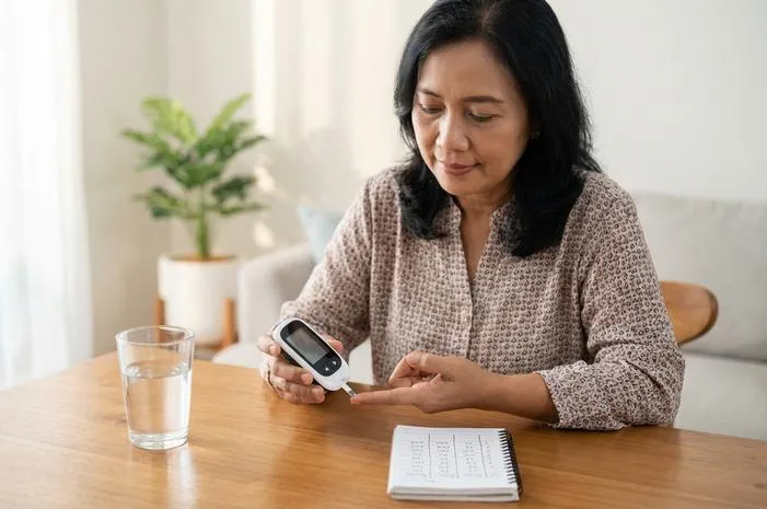 Cek Tabel Kadar Gula Darah Normal Berdasarkan Usia Lengkap