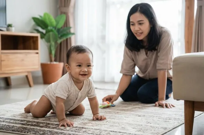 Umur Berapa Bayi Bisa Merangkak dan Tanda Siapnya