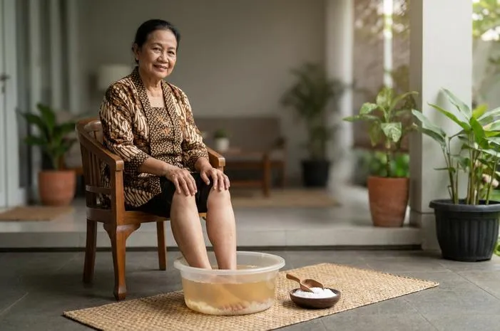 6 Manfaat Merendam Kaki dengan Air Garam Bikin Rileks