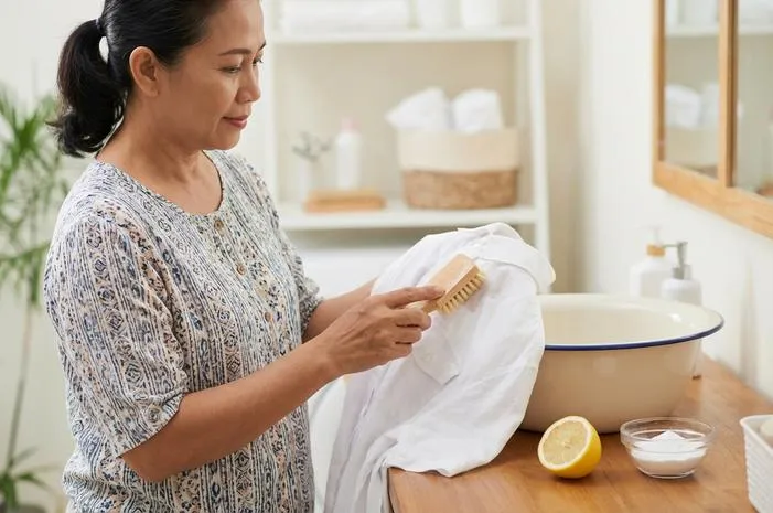 Cara Menghilangkan Bintik Hitam di Baju Secara Alami