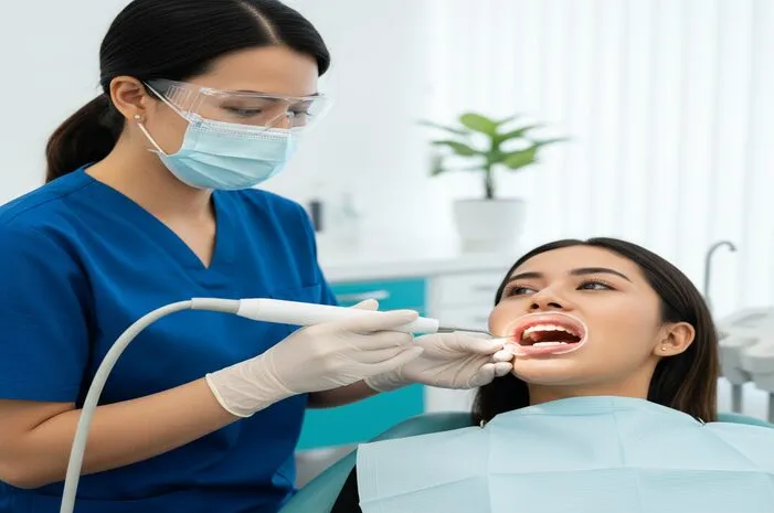 Alat Scaling Gigi: Jenis & Cara Pemakaian yang Aman!