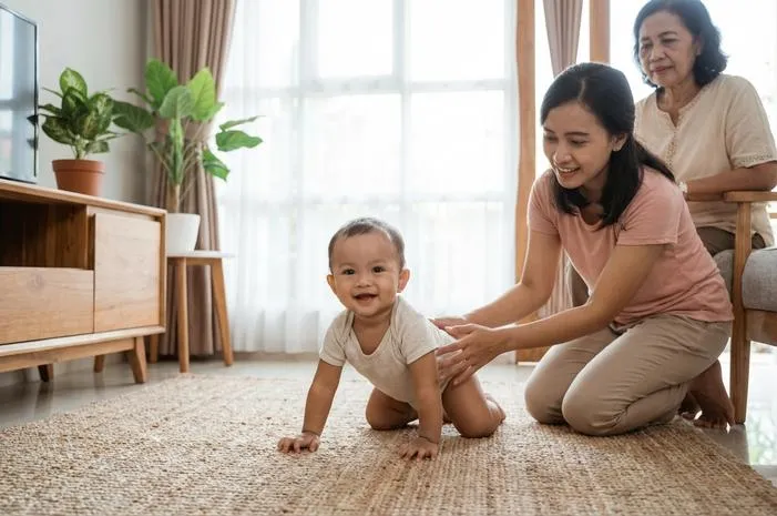 Merangkak Usia Berapa? Kapan Bayi Mulai Merangkak?
