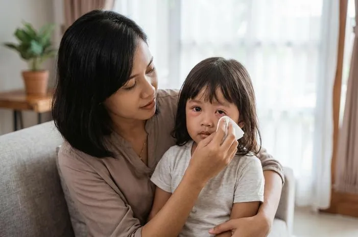 Mata Anak Bengkak Sebelah: Penyebab dan Cara Atasi