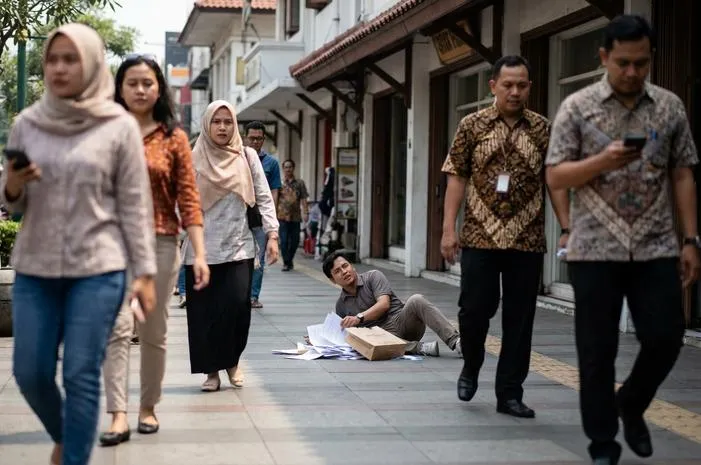 Bystander Effect: Kenapa Orang Ragu Menolong?