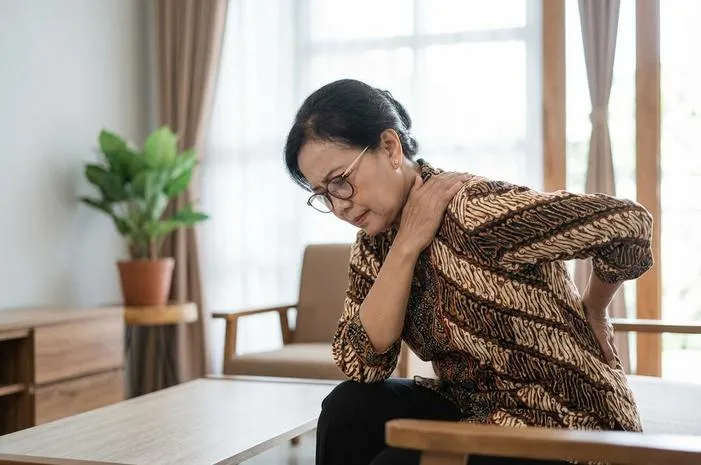 Kyphosis: Penyebab, Gejala dan Cara Mengatasi Bungkuk