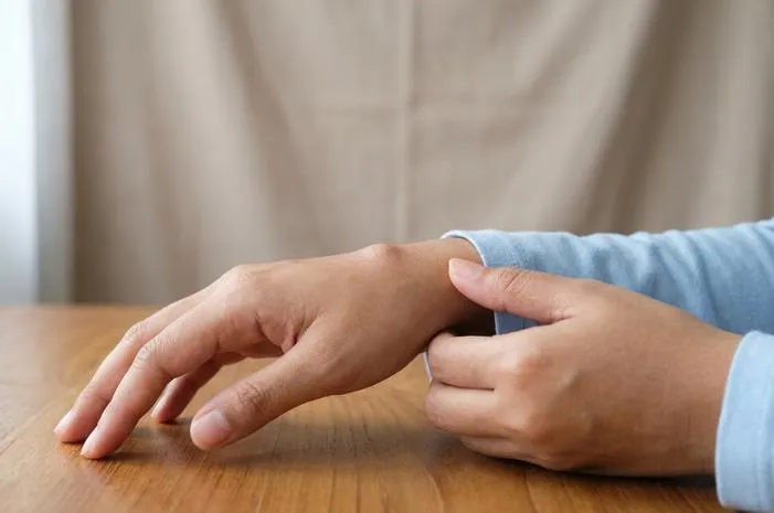 Benjolan di Punggung Tangan: Penyebab, Gejala, Cara Hilangkan