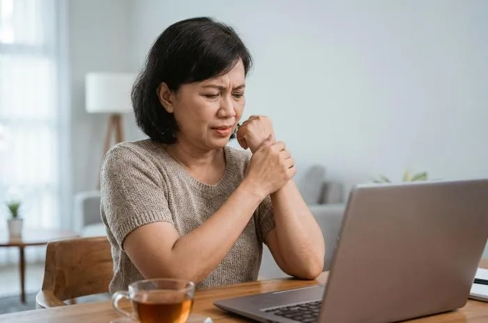 Tangan Kanan Pegal? Ini Penyebab dan Cara Mengatasinya!