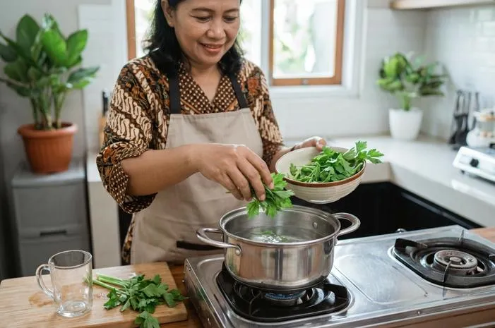 Gampang! Rebus Daun Seledri untuk Obat Alami