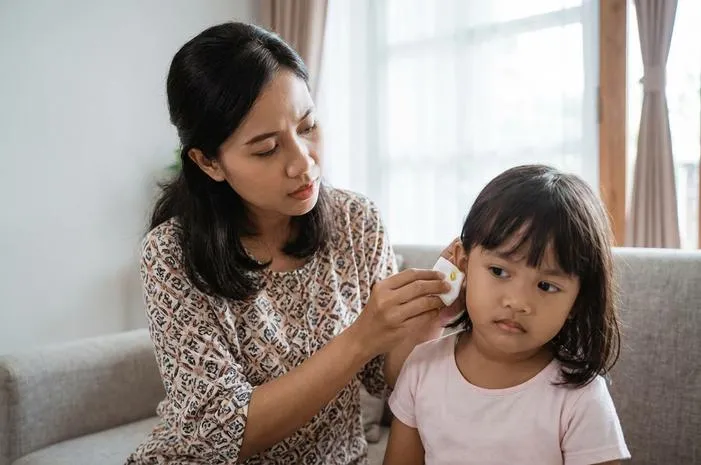 Telinga Keluar Cairan Kuning: Penyebab dan Kapan ke Dokter