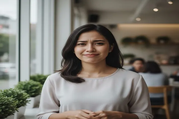 Senyum Palsu: Ciri, Dampak, Cara Bedakan dan Psikologi