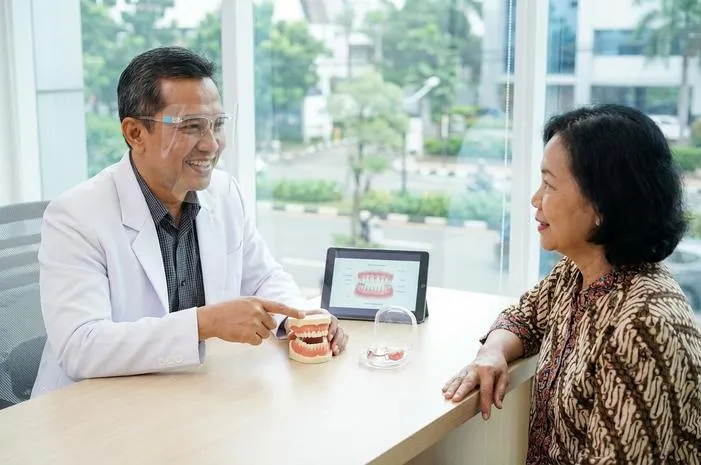 Gigi Palsu Permanen atau Lepasan: Mana Lebih Pas Untukmu?