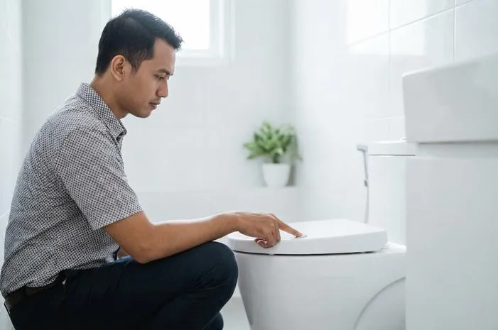 Feses Berwarna Coklat Gelap: Ini Arti dan Penyebabnya.