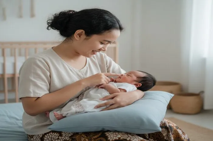 Trik Jitu Membangunkan Bayi untuk Menyusu Tanpa Rewel