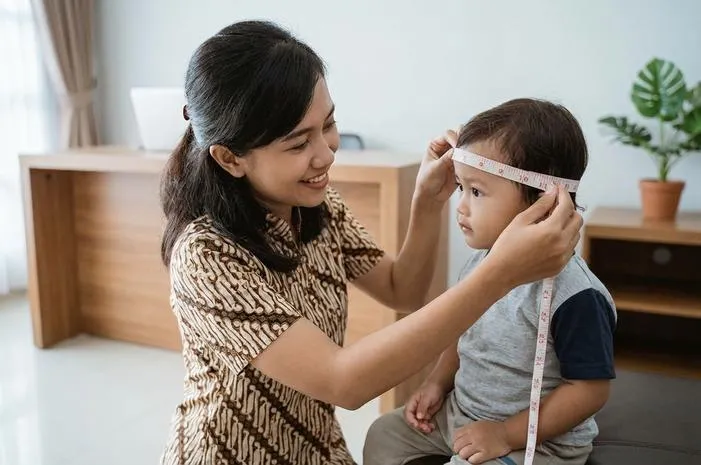 Gampang! Cara Ukur Lingkar Kepala Akurat di Rumah