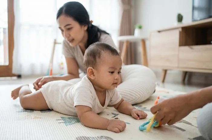 Bayi 7 Bulan Belum Bisa Duduk: Wajar, Tips Agar Cepat Duduk