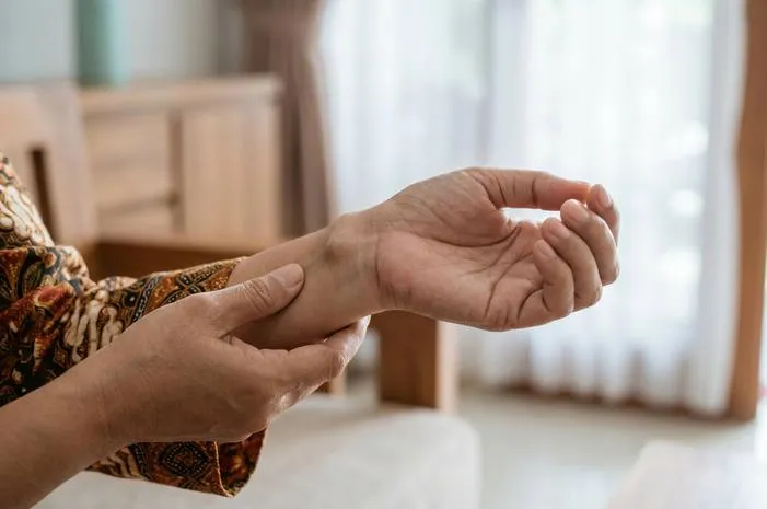 Benjolan di Tangan Kiri? Kista Ganglion, Jangan Panik Dulu