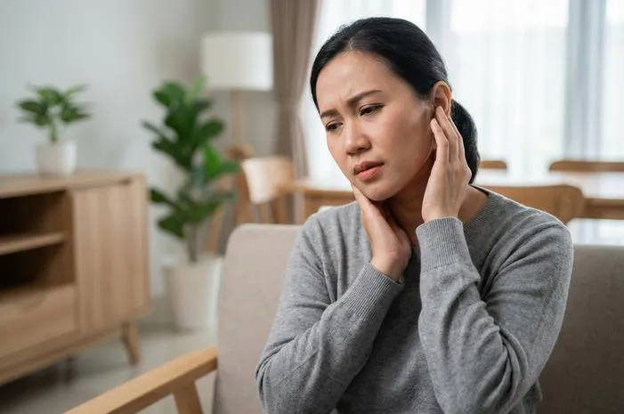 Sakit Tenggorokan Sampai ke Telinga? Cek 5 Penyebabnya