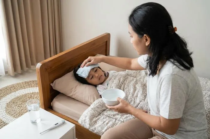 Anak Demam Kompres Air Apa? Pakai Air Hangat Saja