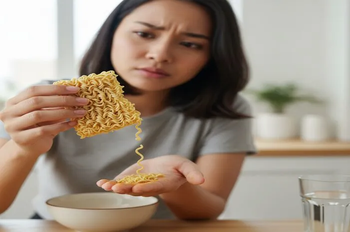 Suka Makan Mie Mentah? Hati-hati, Ini Risikonya!