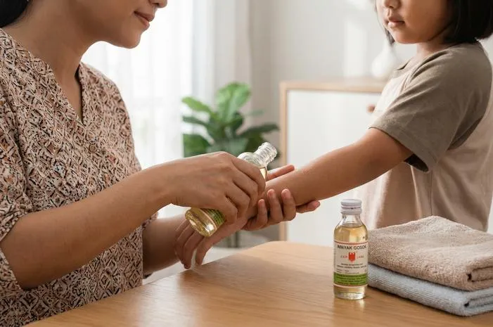 Minyak Gosok: Kenali Manfaat, Jenis, dan Cara Pakainya