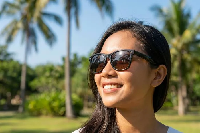 Kacamata Hitam: Tak Cuma Gaya, Mata Aman Terlindungi!