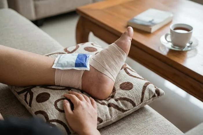Kaki Bengkak Karena Jatuh? Ini Pertolongan Pertamanya