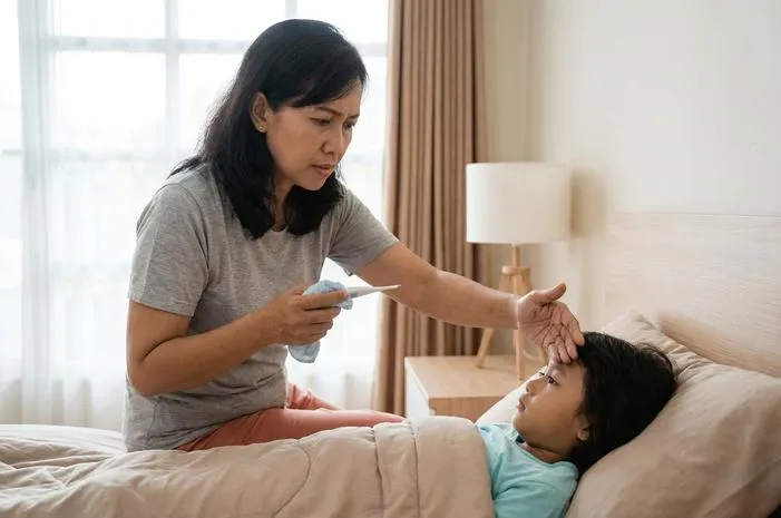 7 Cara Mengatasi Demam di Rumah Agar Cepat Sembuh