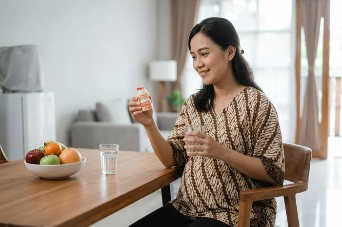 Bolehkan Bumil Minum Yakult? Ternyata Aman Lho!