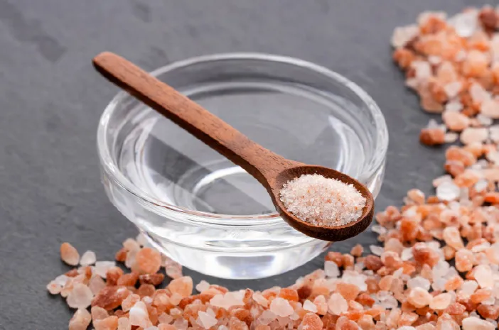 Apakah Air Garam Ampuh Menghilangkan Kutu Air di Kaki? Ini Faktanya