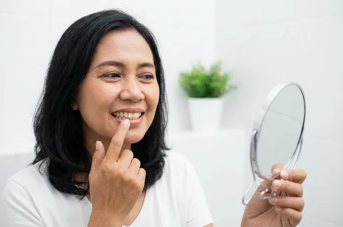 Karang Gigi Copot Sendiri? Waspada, Ini Bahayanya!