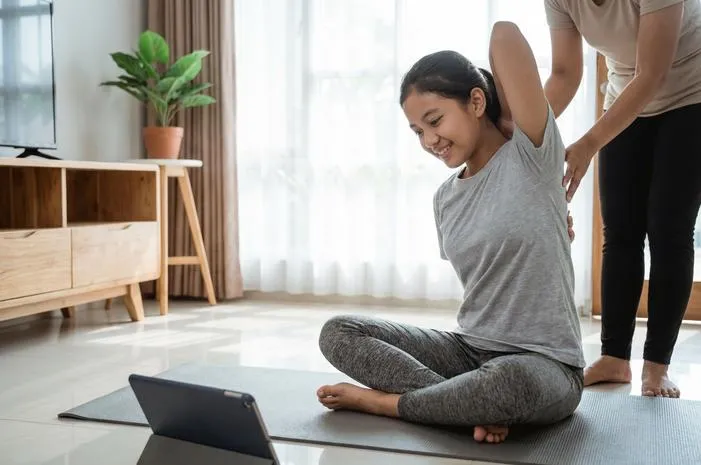 Atasi Bungkuk Usia Remaja: Postur Tegak dan Percaya Diri!