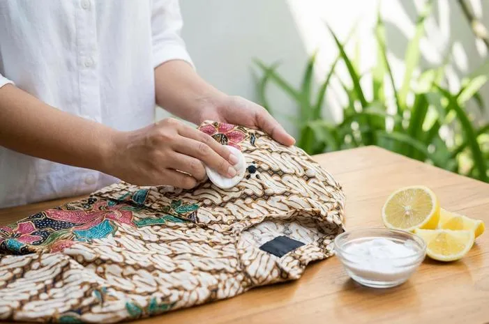 Cepat Hilangkan Bintik Hitam di Baju Berwarna