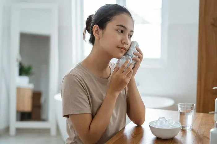 Manfaat Mengompres Wajah dengan Es Batu: Cerah Bebas Jerawat