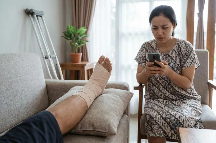 Pertolongan Pertama Kaki Jatuh dari Motor: Mudah Kok!