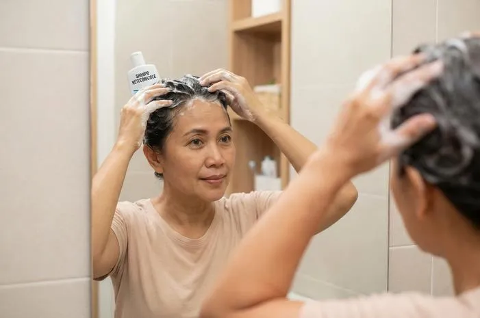 Bebaskan Diri dari Ketombe Gatal dengan Shampo Ketoconazole