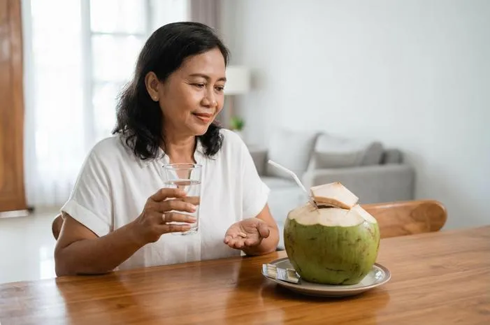 Minum Obat Setelah Air Kelapa, Pastikan Jeda 1-2 Jam