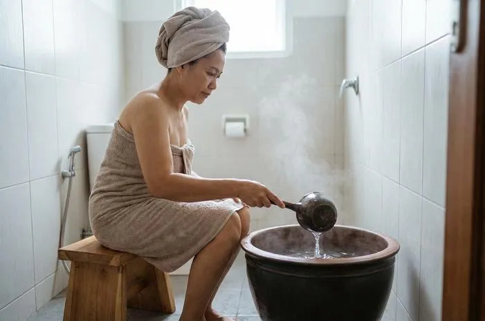 Mandi Wajib Pakai Air Hangat? Sah dan Boleh Kok!