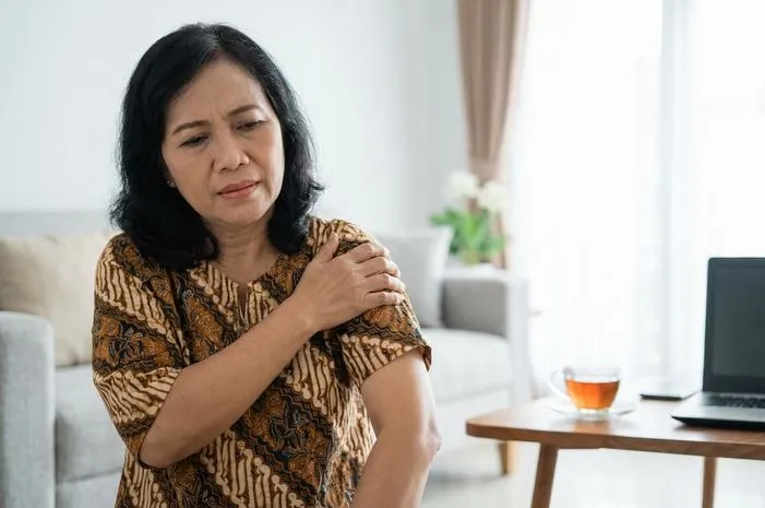 Tangan Pegal Sebelah Kiri? Pahami Penyebab dan Solusinya