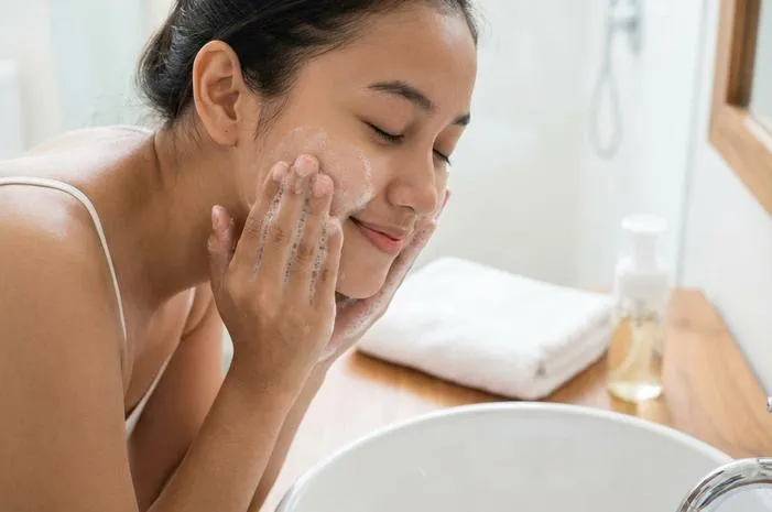 Sabun Cuci Muka Terbaik Hilangkan Komedo dan Kecilkan Pori