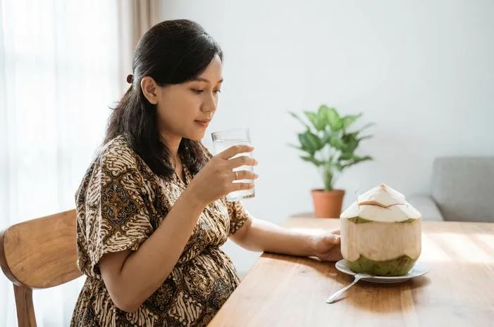 Bolehkan Hamil Muda Minum Air Kelapa? Manfaat & Batasnya