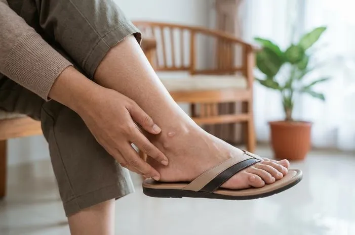 Kaki Gatal Bintik Kecil Berair? Cari Tahu Sebabnya Yuk!