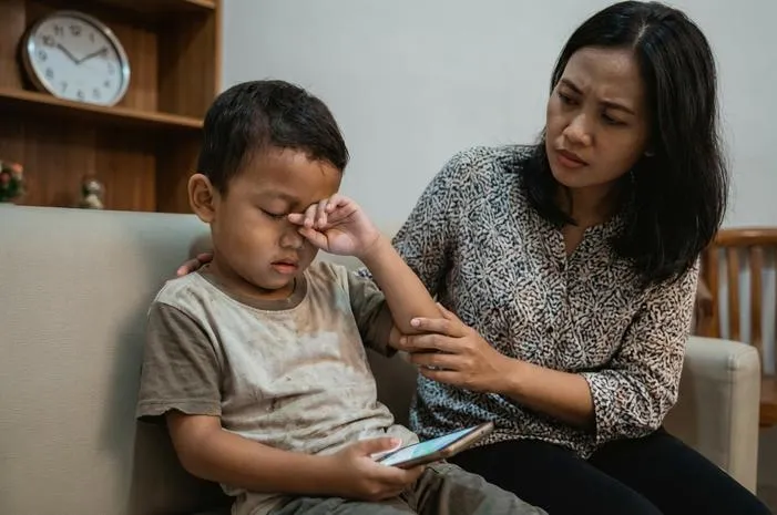 Akibat Anak Terlalu Lama Main HP, Awas Jangan Sampai!