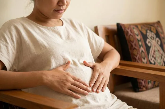 Benarkah Tekan Pusar Tanda Hamil? Ini Faktanya!