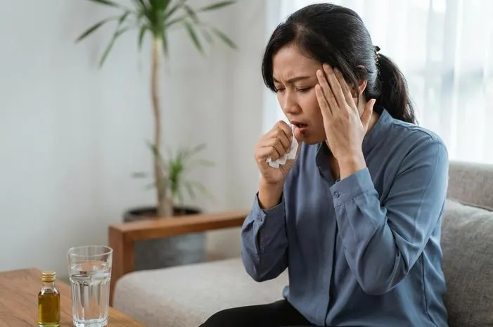 Batuk Sampai Sakit Kepala? Gini Lho Penyebabnya!