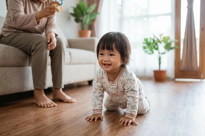 Merangkak Usia Berapa? Yuk, Kenali Tahap Perkembangan Bayi