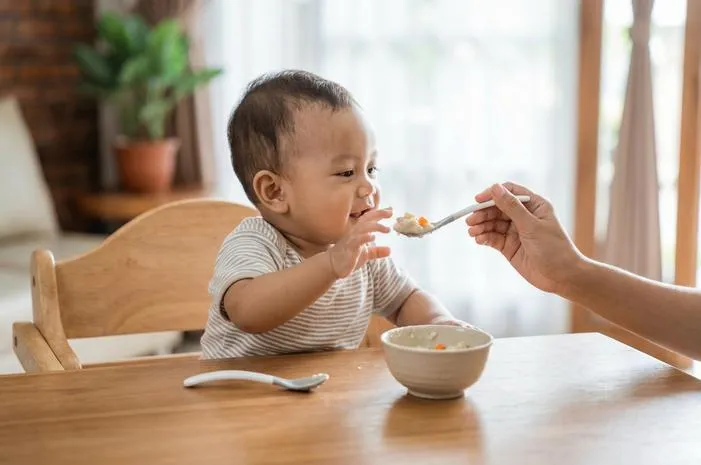 Panduan Tekstur Makanan Bayi 10 Bulan: Jadi Makin Jago!