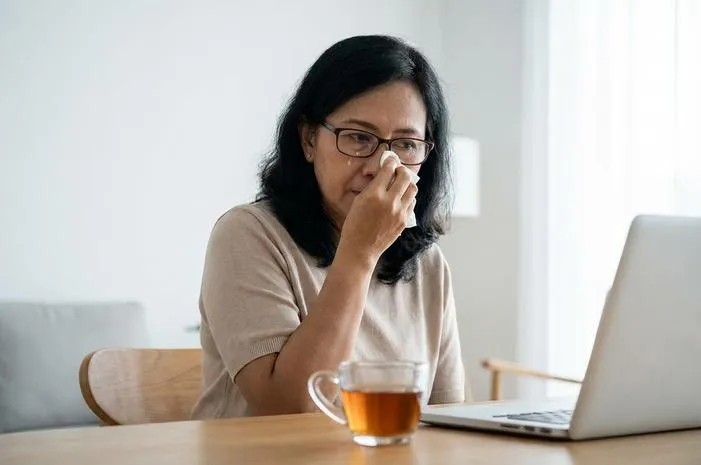 Air Mata Keluar Sendiri? Bukan Sedih, Ini Penyebabnya