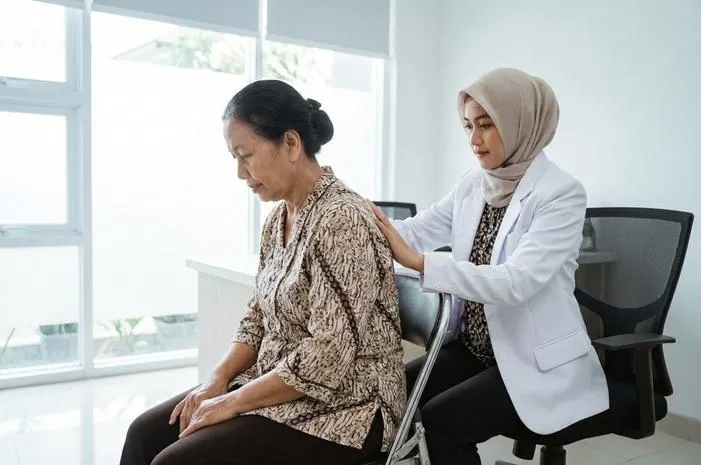 Punggung Bungkuk? Ini Dia Fakta Kyphosis yang Perlu Kamu Tahu